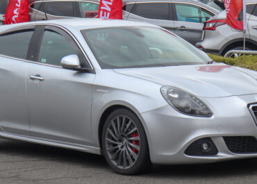 2011_Alfa_Romeo_Giulietta_Veloce_JTDm-2_2.0_Front